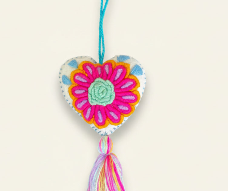 Heart pompom / White Confetti