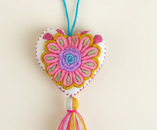 Heart pompom / White Confetti
