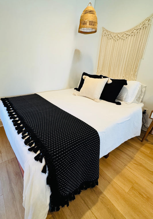 100% Cotton Woven Quilt | Black, Cream      Double