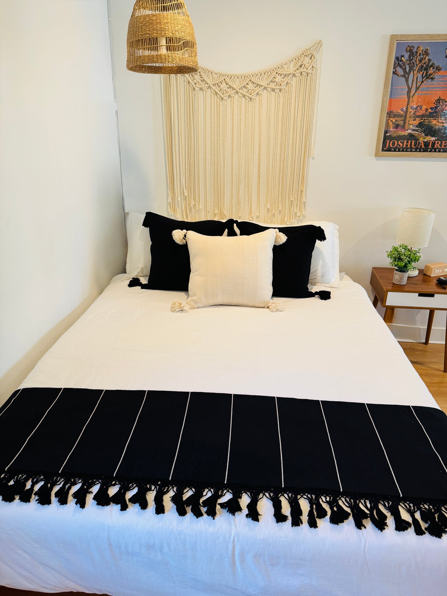 100% Cotton Woven Quilt | Black,Cream     Twin