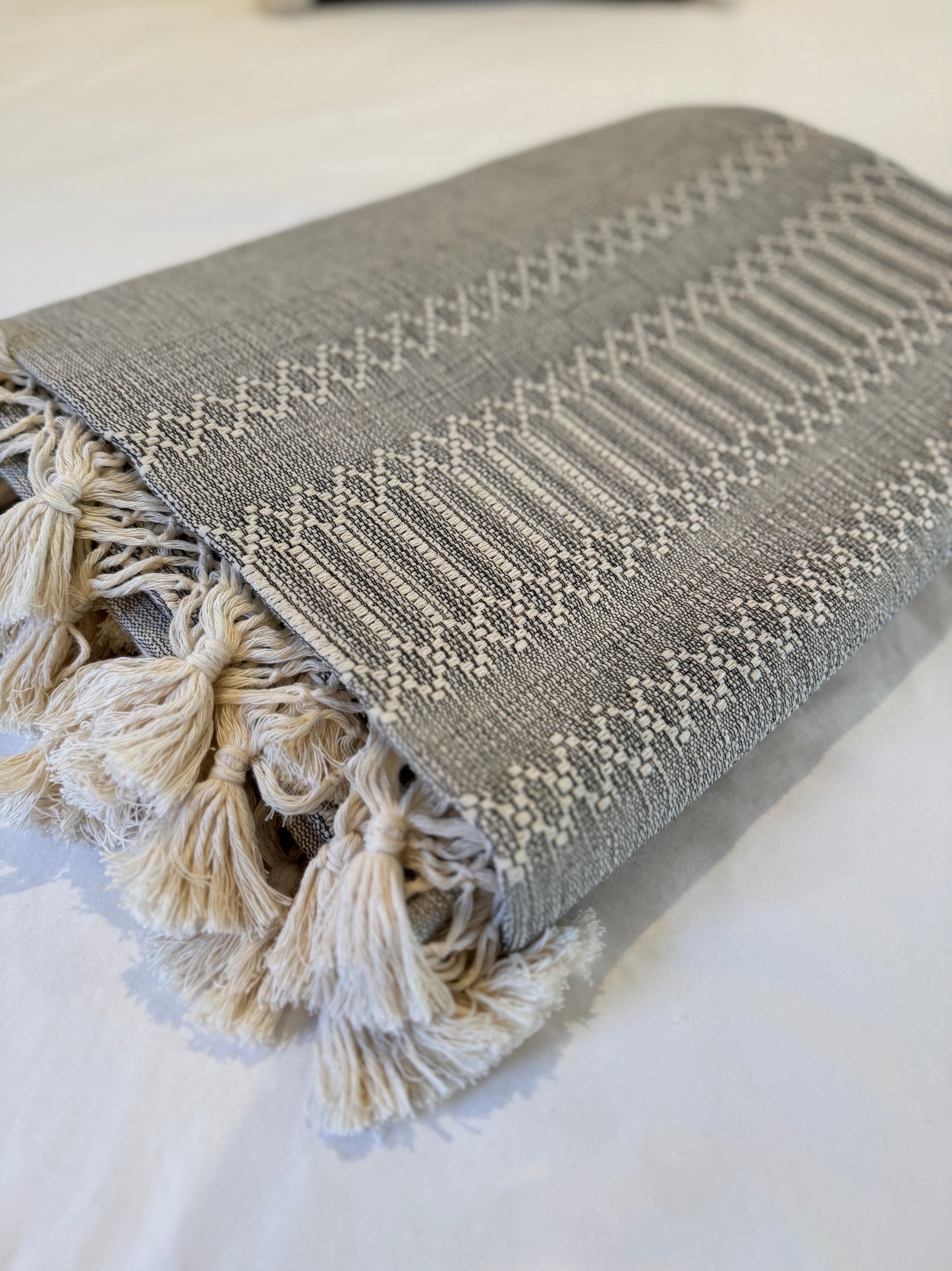 100% Cotton Woven Quilt | Silver, Ivory    Twin