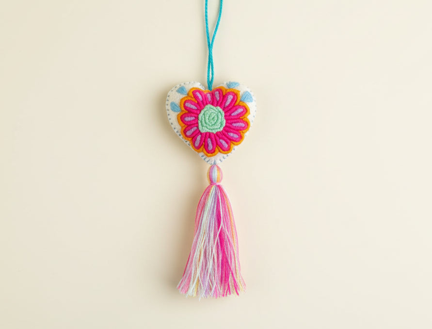 Heart pompom / White Confetti